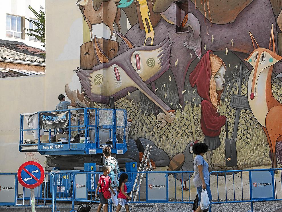Los vecinos de San José estuvieron muy pendientes de los progresos de Dulk con su mural de la calle de Monasterio de Samos.