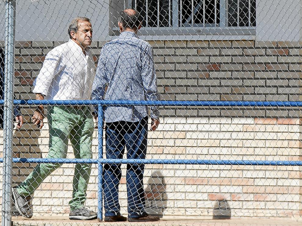 Víctor Muñoz dialoga con el director deportivo, Ángel Martín González, en los pasillos de la Ciudad Deportiva.