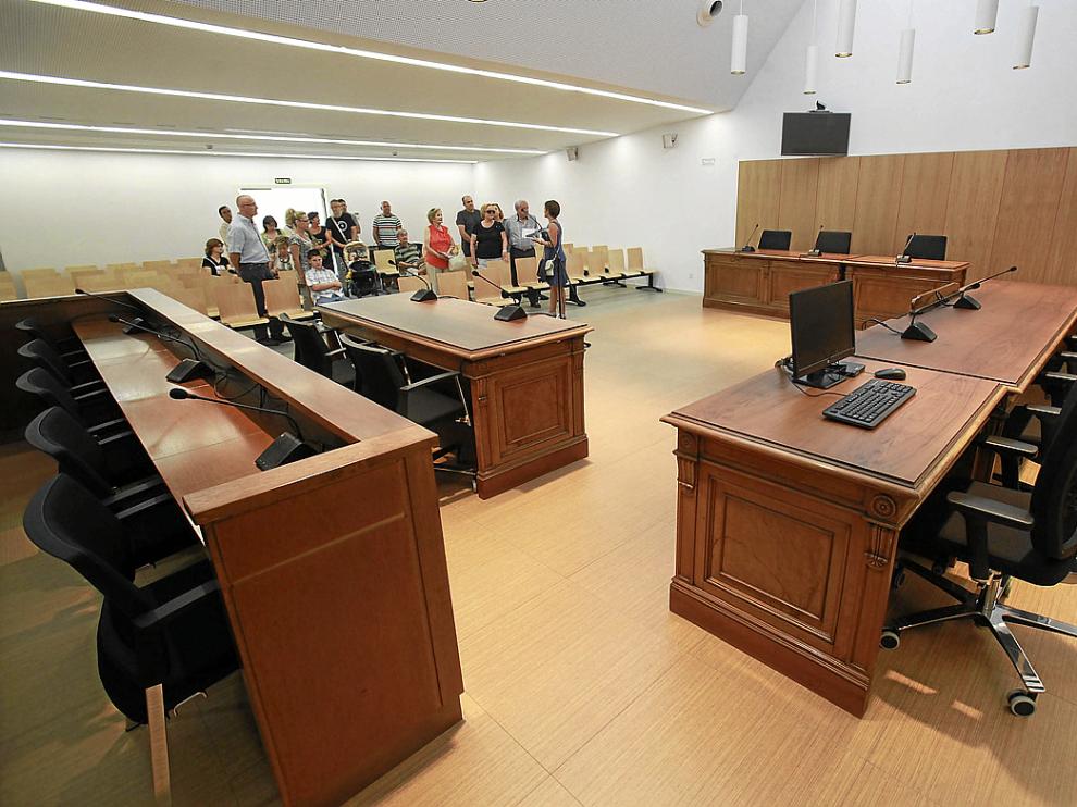 La moderna sala de vistas de la Audiencia luce los muebles antiguos de la actual sede.