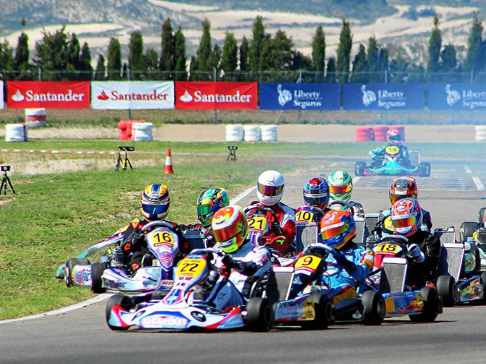 Salida de la segunda carrera de la Parilla CUP X30 ayer en el Circuito Internacional de Zuera.