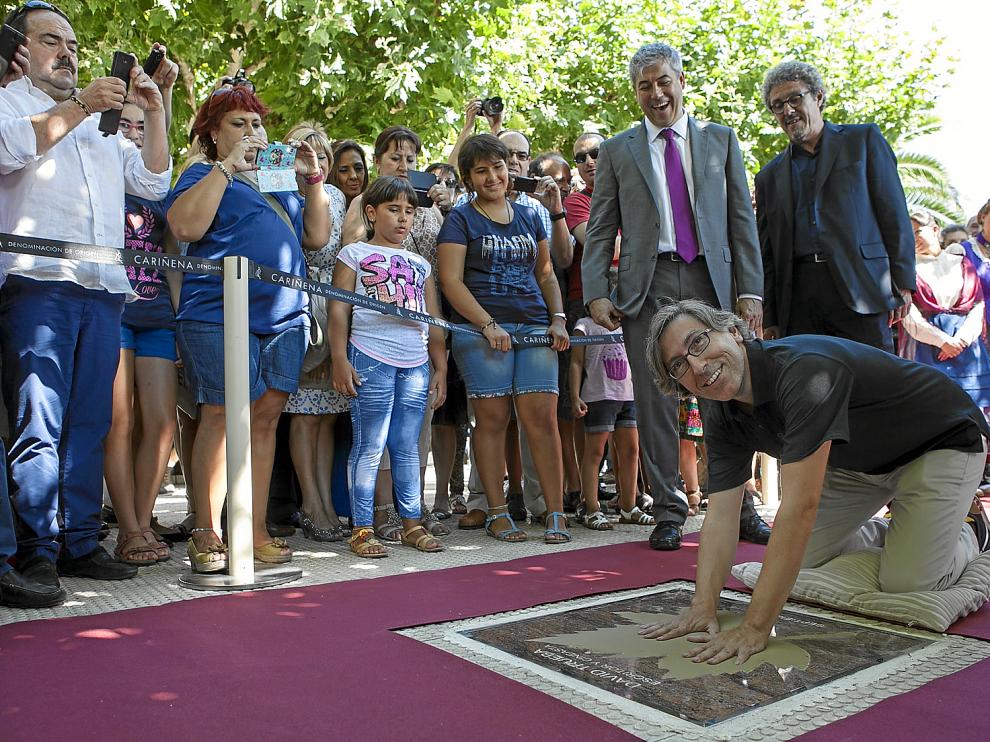 David Trueba se arrodilló para dejar sus huellas en la primera hoja de parra que estrenaba el paseo de Las Estrellas de Cariñena.