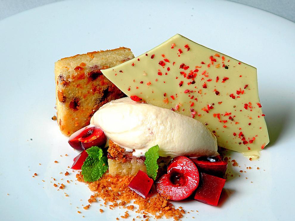 Brownie de cerezas y helado de chocolate blanco