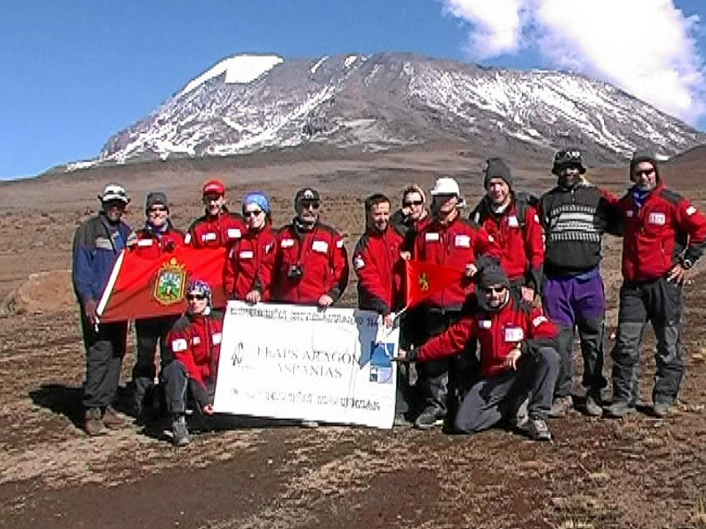 La cordada Feaps Aragón-Aspanias, en la falda del Kilimanjaro en 2004.