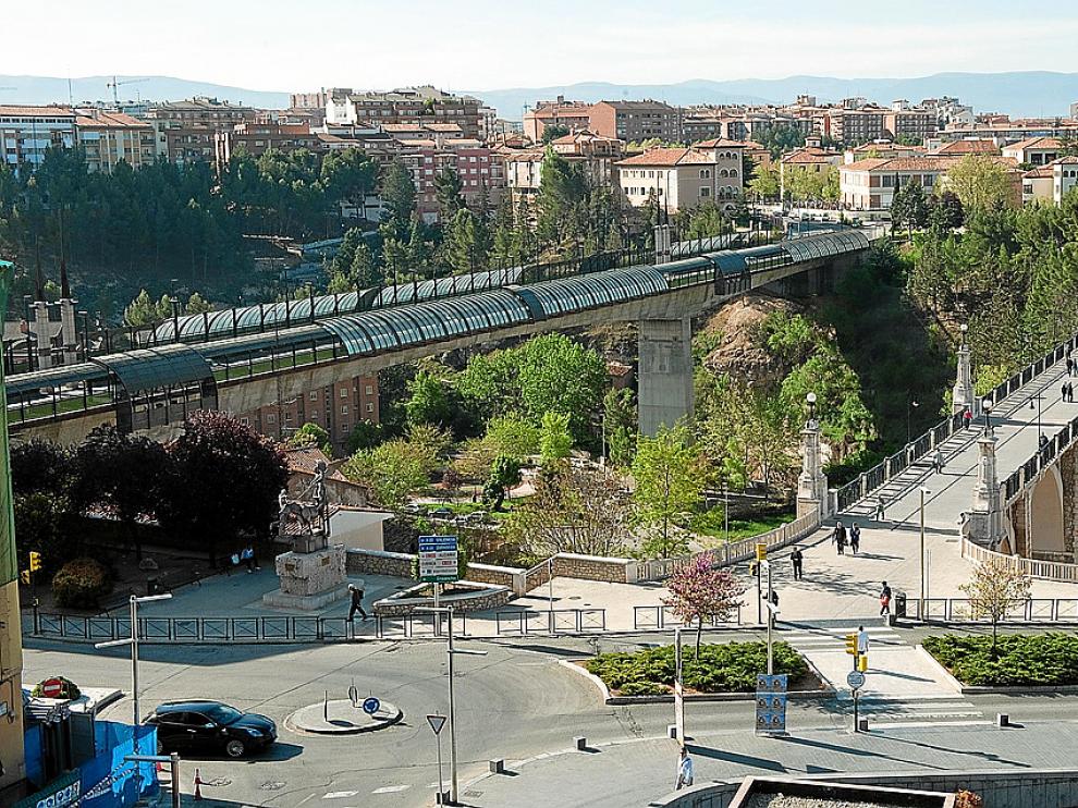 Los viaductos y, al fondo, el Ensanche, el barrio más poblado de la ciudad.