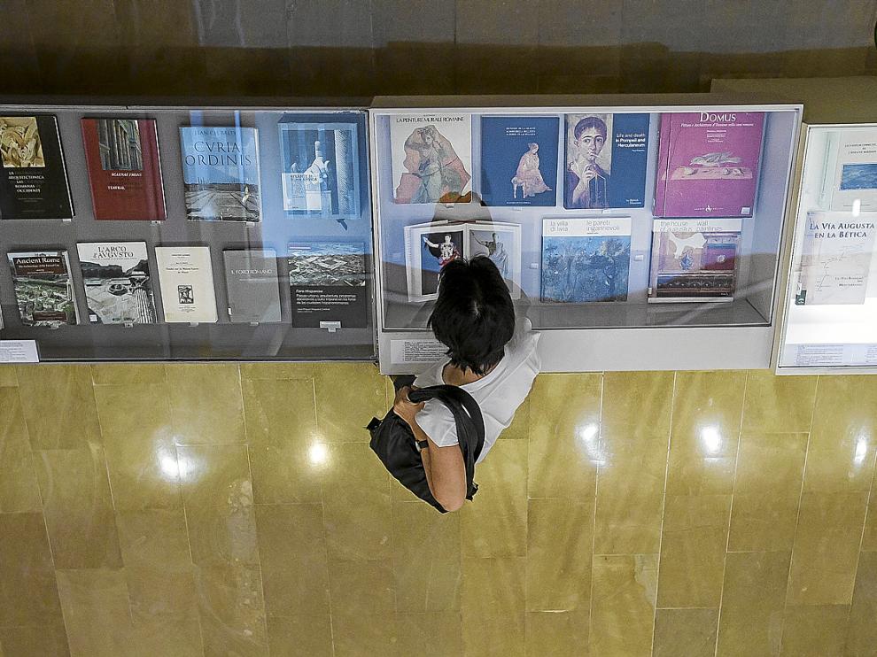 Las vitrinas exhiben libros y catálogos de exposiciones relacionados con Augusto.