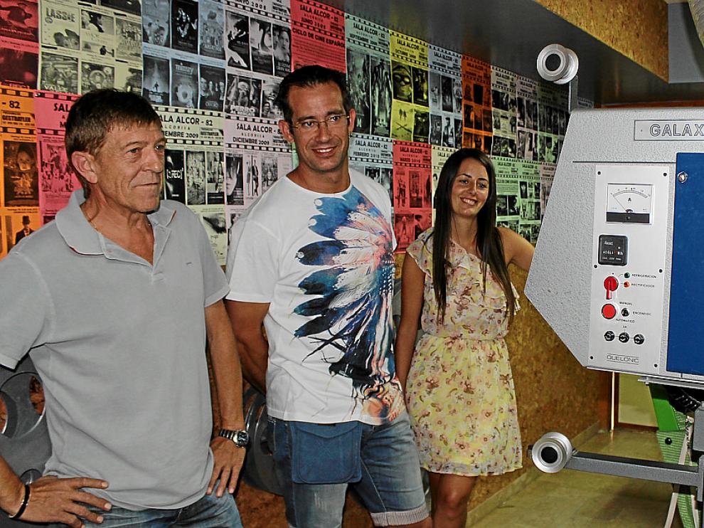 La Junta directiva de la Peña Club Paraíso Caracas dice adiós al antiguo proyector.