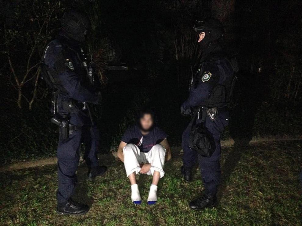 La Policía custodia a uno de los detenidos