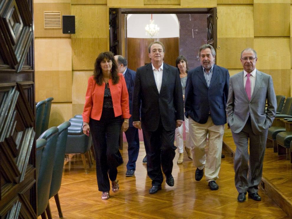 El alcalde, con su equipo, minutos antes del anuncio