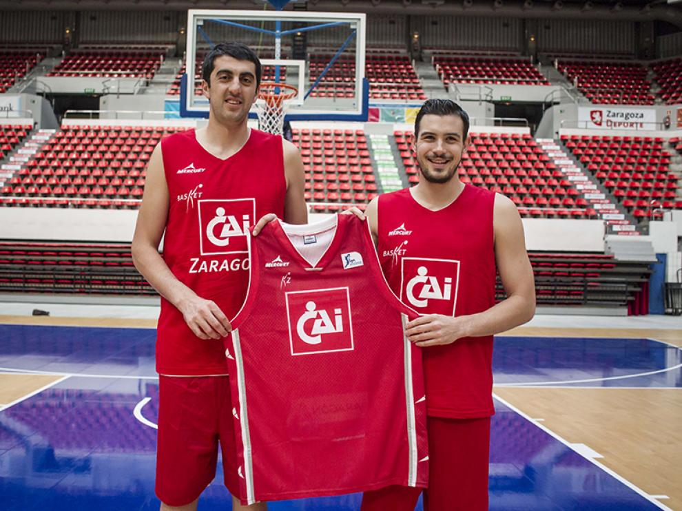 Shermadini y Goulding posan con la camiseta del CAI