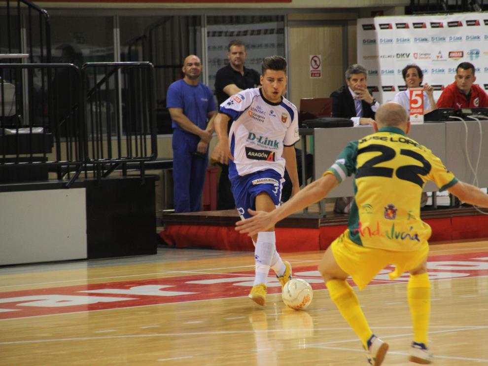 Catela controla el balón en el encuentro frente al Jaén.