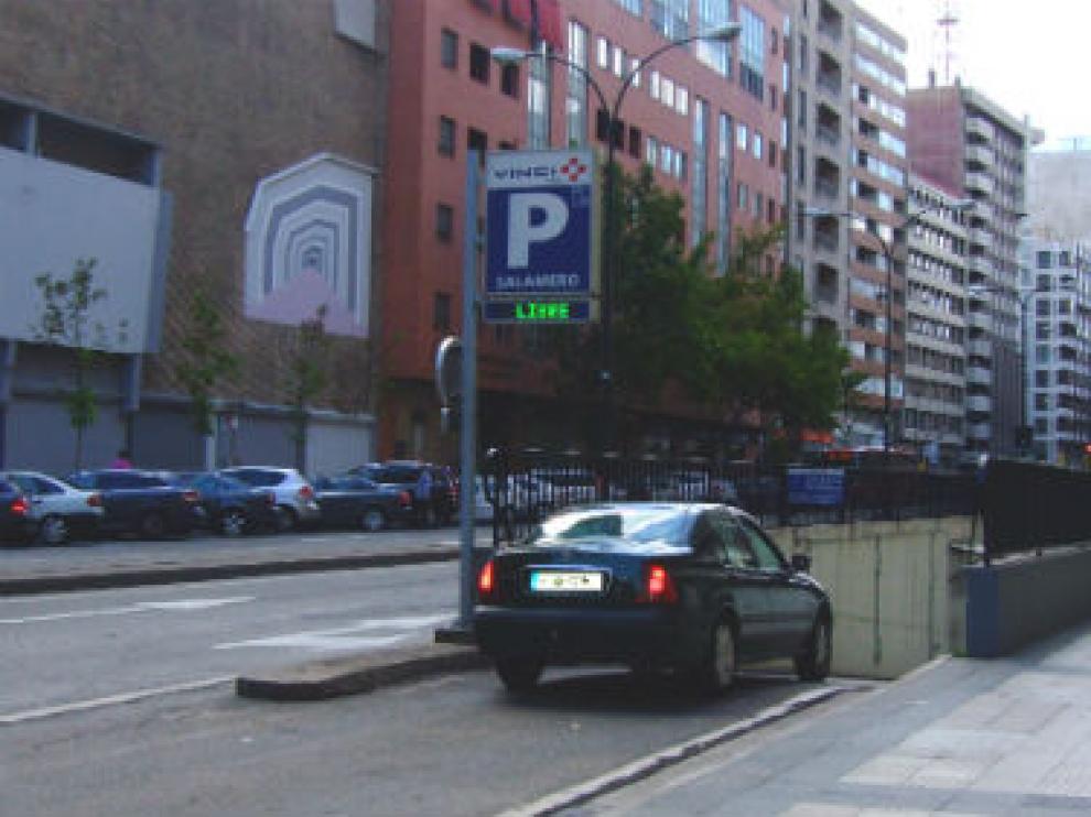Un coche accede a un aparcamiento en el centro de Zaragoza