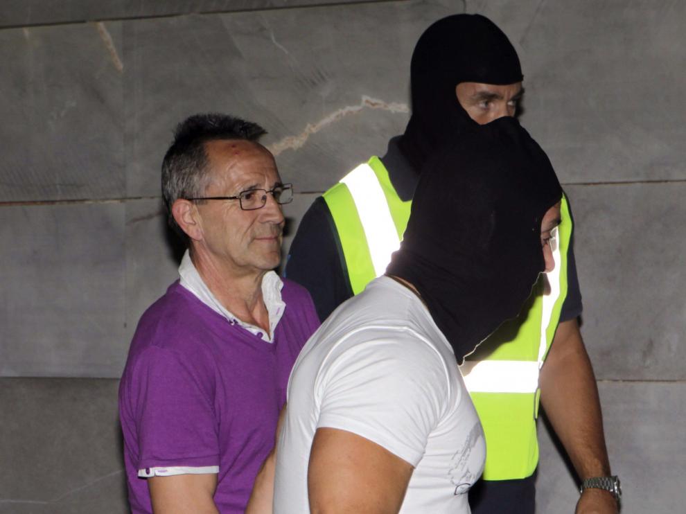 Silva Sande custodiado por dos agentes