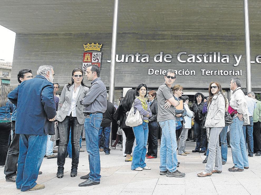 Varios empleados públicos en una concentración frente a la delegación de la Junta en Soria