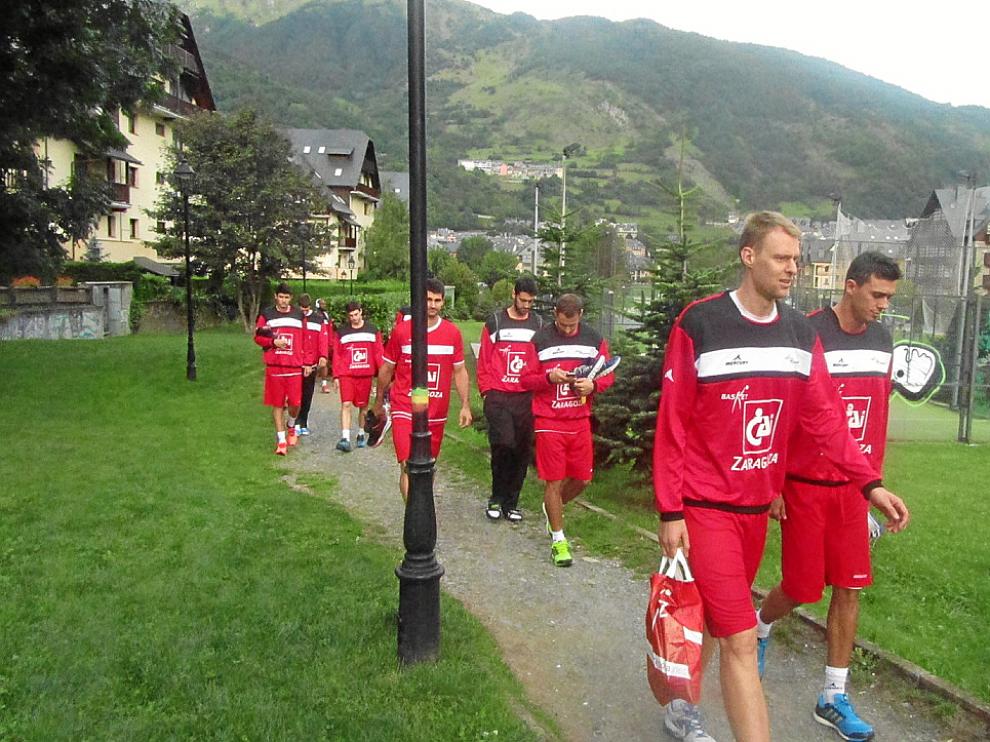 Los jugadores del CAI pasean en la localidad de Viella durante el día de ayer.