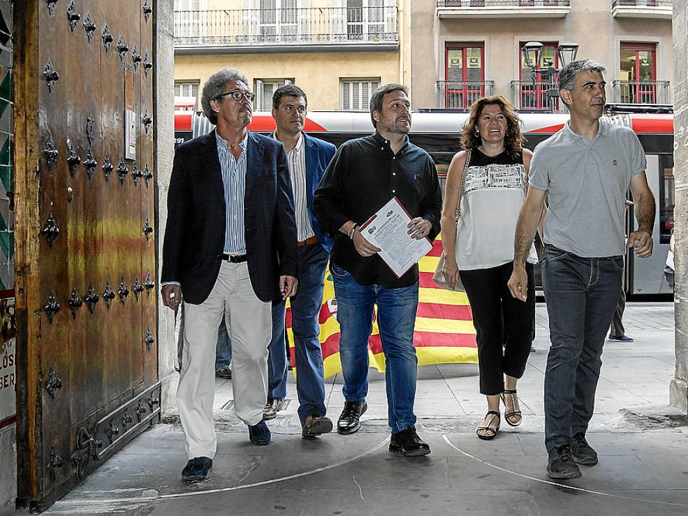 Los diputados de CHA, a su llegada al TSJA acompañados por el concejal Juan Martín (dcha.).