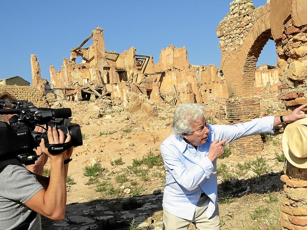 El escritor Ken Follett, explicando en las ruinas de Belchite una de las escenas que narra en su libro.