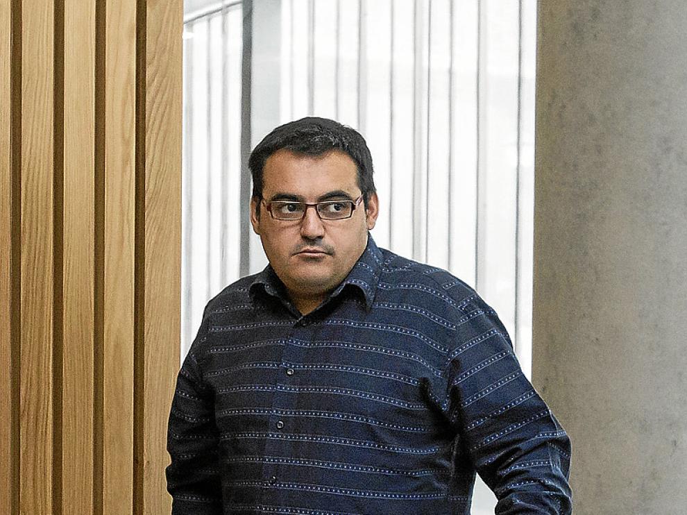 El acusado, ayer, momentos antes de comenzar el juicio.
