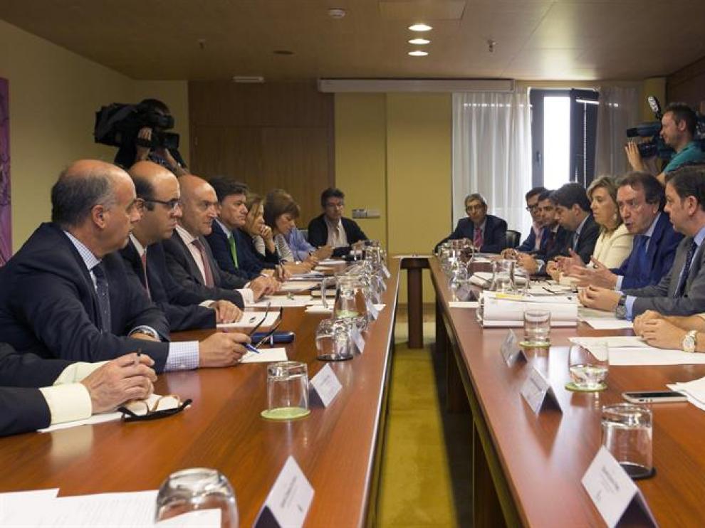 El consejero de la Presidencia, José Antonio de Santiago-Juárez (4d), preside la reunión del Consejo de Cooperación Local de Castilla y León.