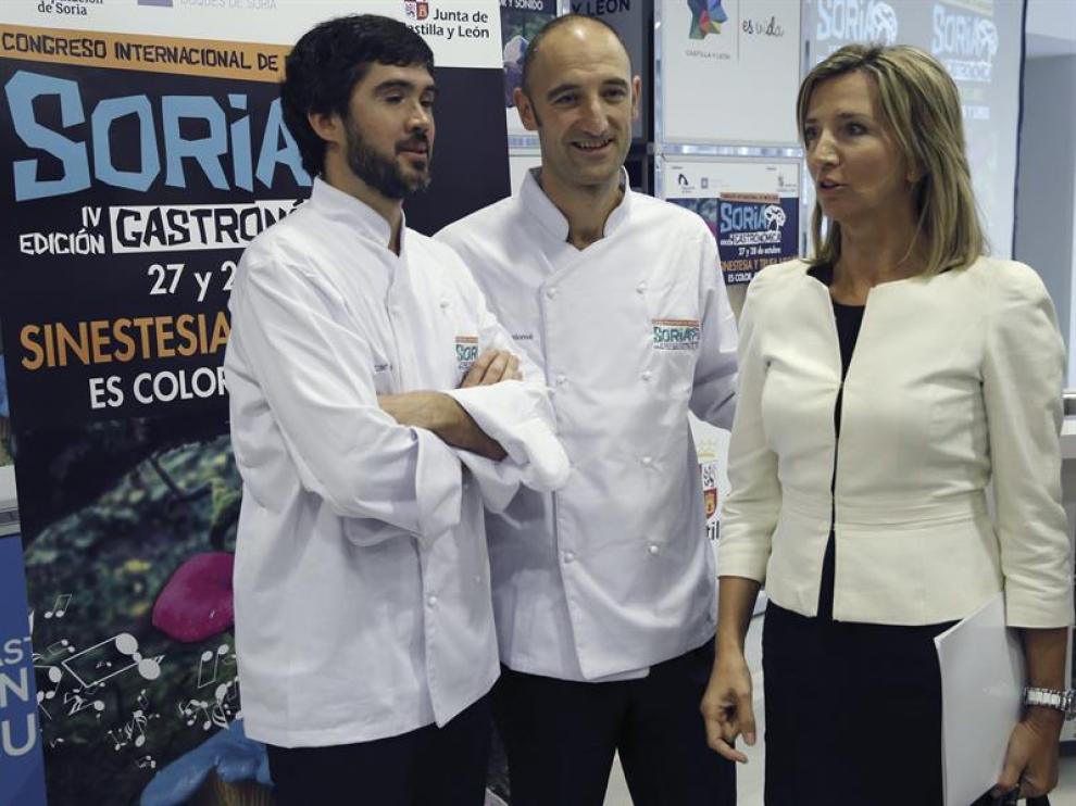 La consejera de Cultura y Turismo de Castilla y León, Alicia García, con el cocinero soriano Óscar García (i) y Luis Bartolomé (c), durante la presentación, este viernes en Madrid, del IV Congreso Internacional de Micología