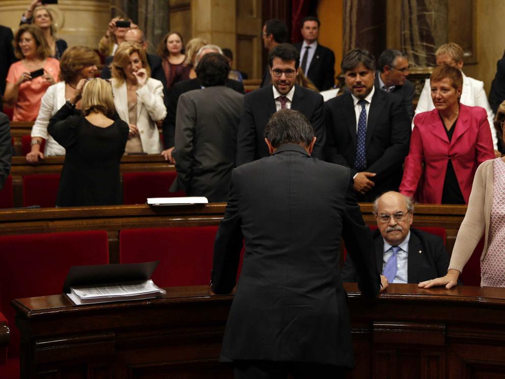 Artur Mas, de espaldas, antes de comenzar el pleno para aprobar la ley catalana de consultas