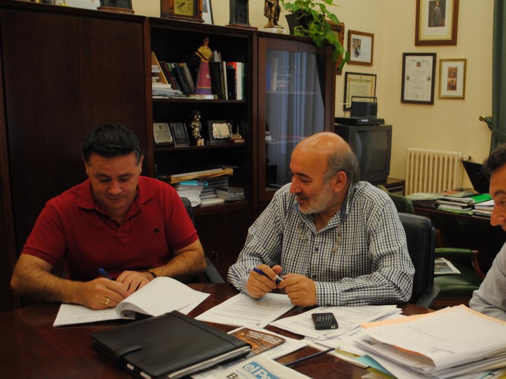 Firma del contrato entre el alcalde de Calatayud y la empresa de calzado