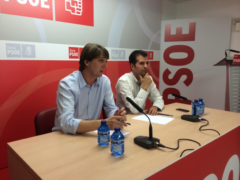 Luis Tudanca junto a Carlos Martínez en la sede socialista en Soria