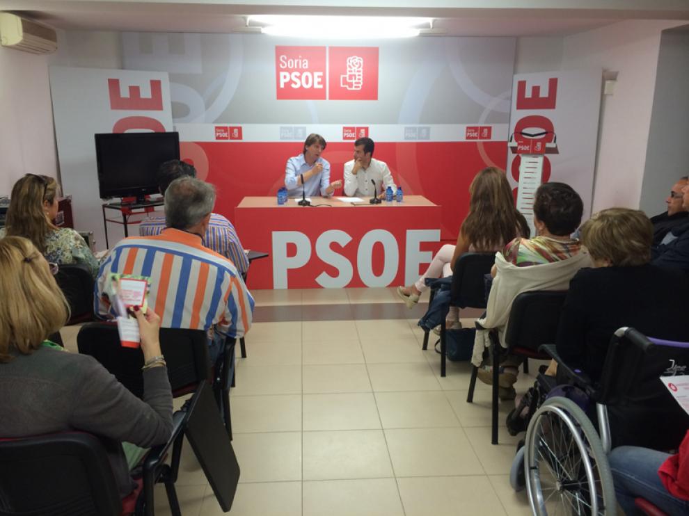 Luis Tudanca junto a Carlos Martínez en la sede socialista en Soria