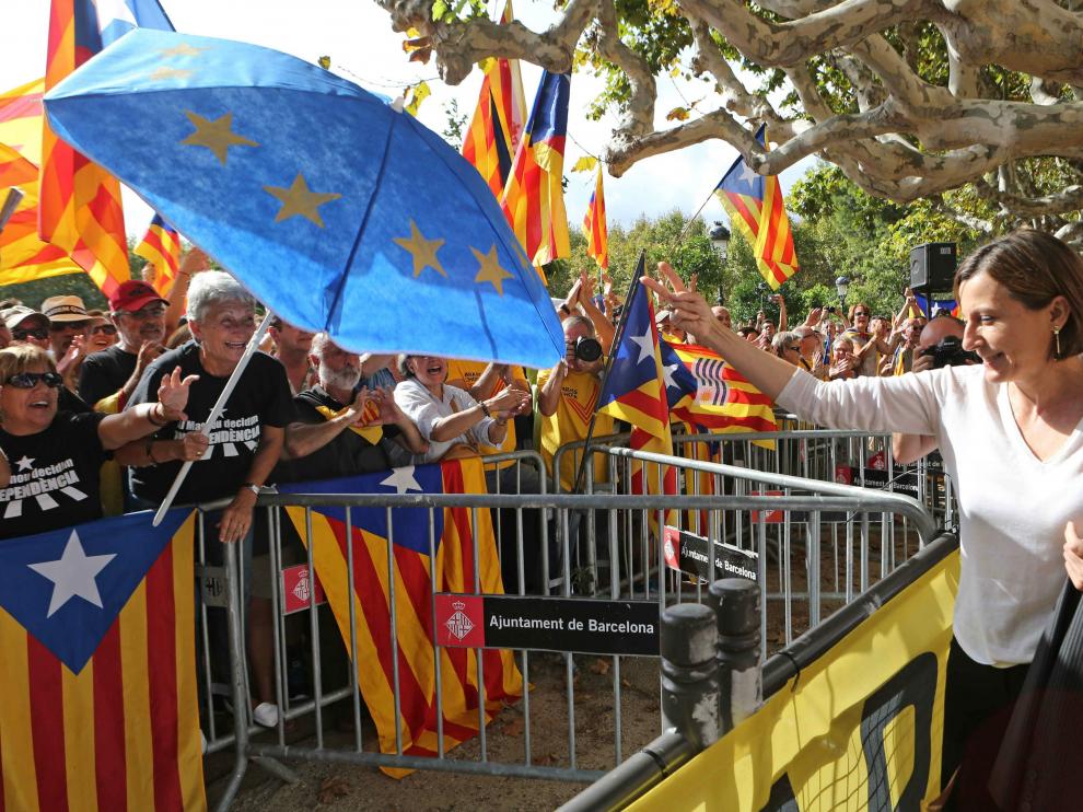 La presidenta de la ANC, Carme Forcadell, saluda a los simpatizantes