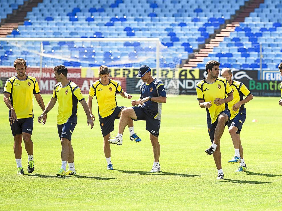 Los futbolistas del Real Zaragoza, en un entrenamiento en La Romareda.