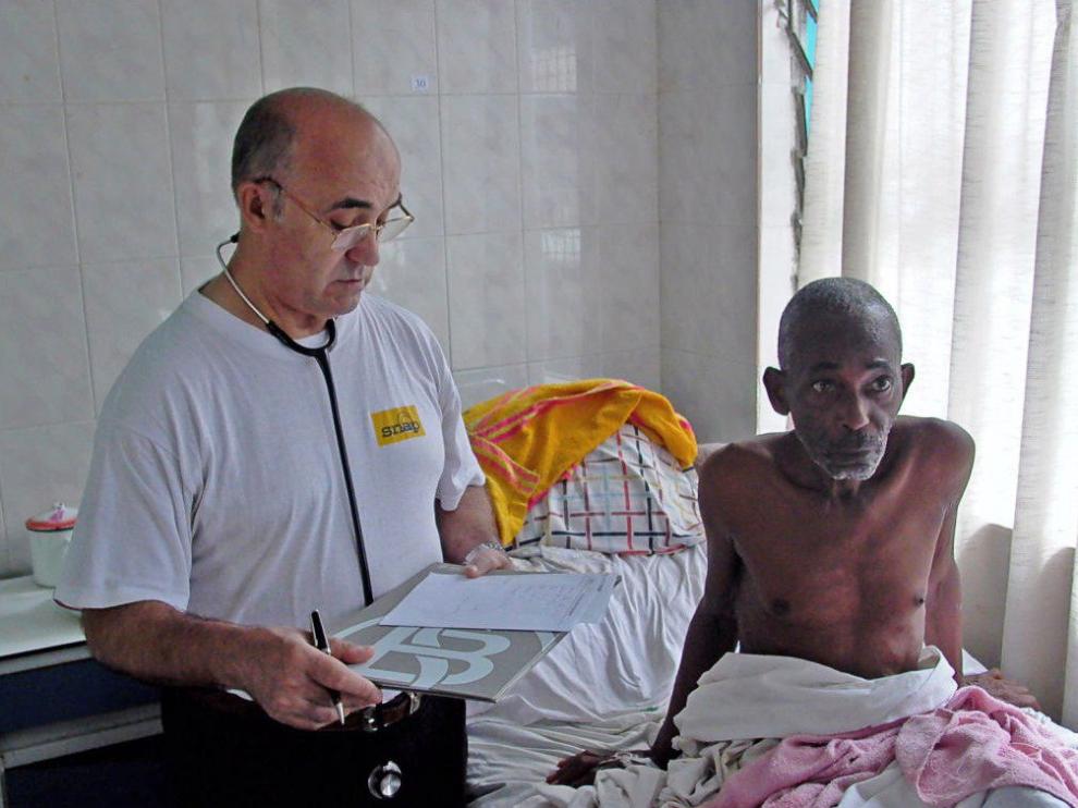 Manuel García Viejo, a la izquierda, atendiendo a un paciente