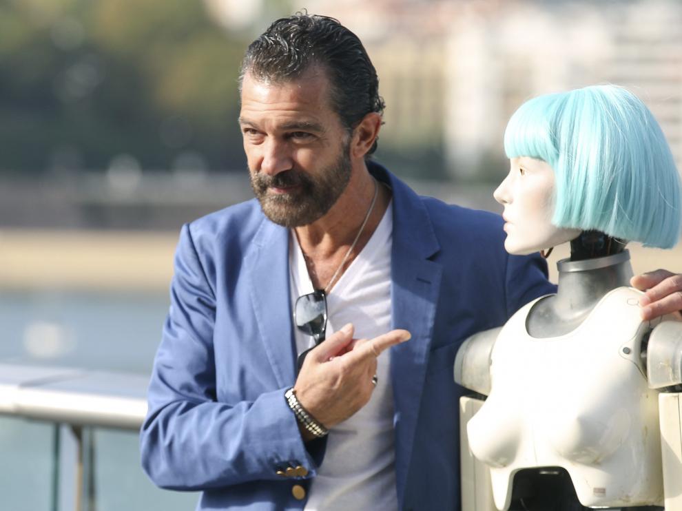 Antonio Banderas y la robot Cleo