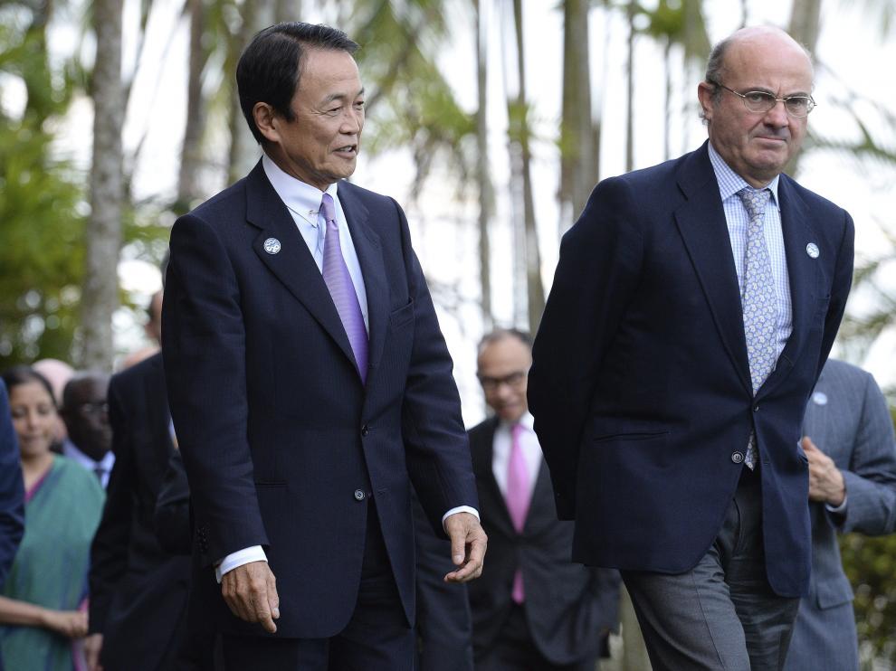 De Guindos, junto al ministro japonés de finanzas en la ciudad australiana de Cairns