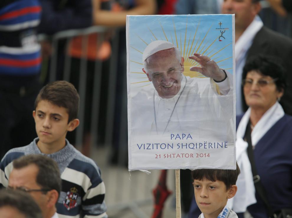 Miles de personas aguardaban la llegada del papa Francisco a Tirana