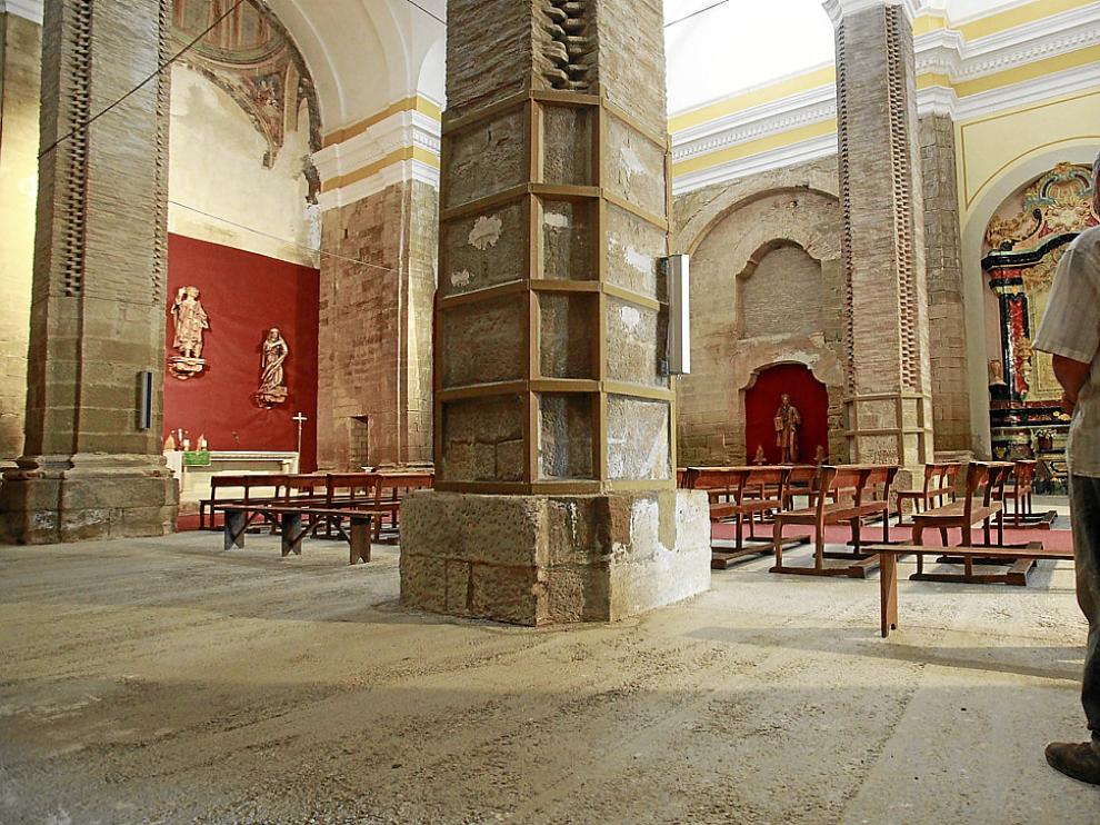 En el interior de la ermita hay problemas de humedad, tal y como se puede observar en el pilar.