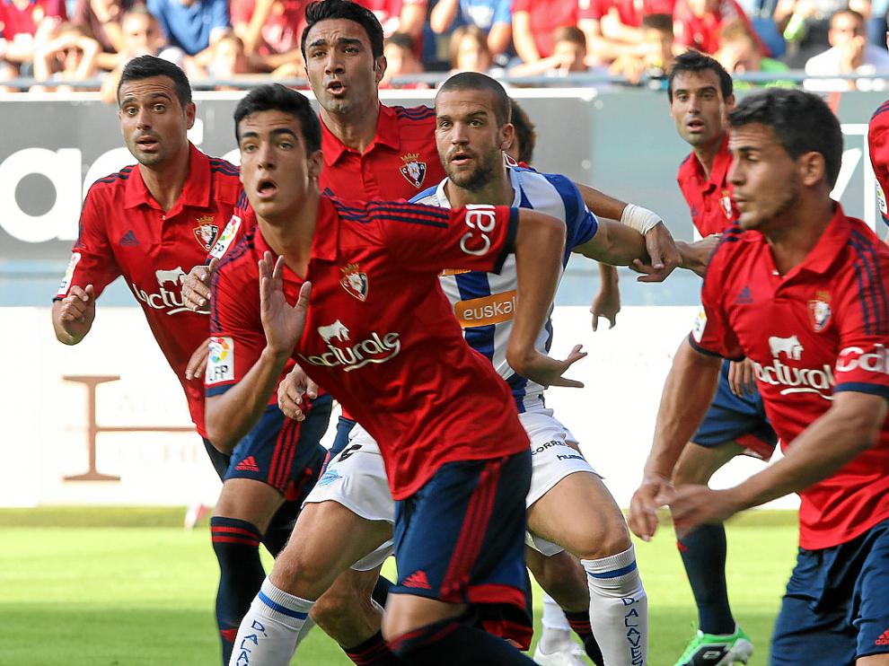 Víctor Laguardia, rodeado por jugadores de Osasuna.