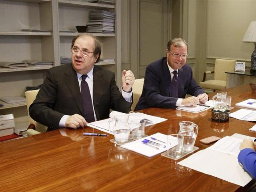 - Fotografía facilitada por la Junta de Castilla y León de su presidente, Juan Vicente Herrera (i), durante la reunión que ha mantenido con la ministra de Fomento, Ana Pastor, este lunesen Madrid.