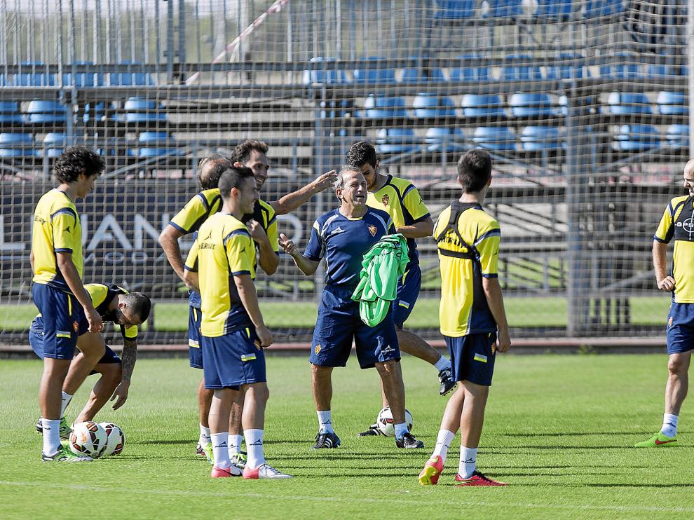 Víctor Muñoz reparte los petos durante una sesión de entrenamiento.