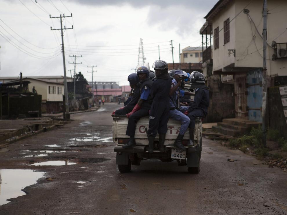 Unos policías patrullas en una calle vacía de Freetown, en Sierra Leona, durante el anterior toque de queda.
