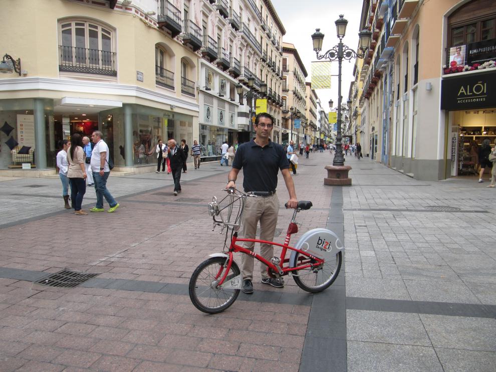 Jesús Luesma, en el punto donde le multaron en la calle Alfonso