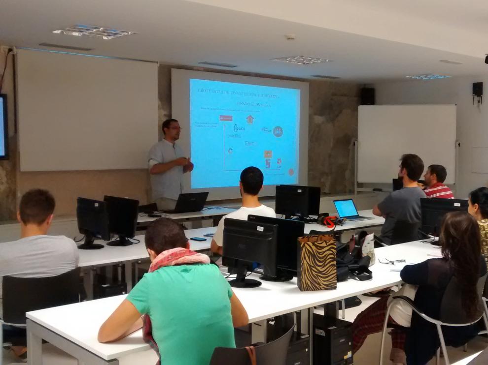 Un grupo de emprendedores asiste a un ciclo formativo.