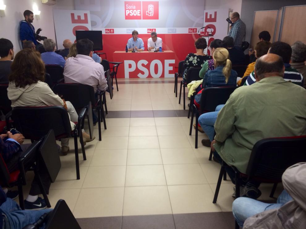 Julio Villarrubia y Carlos Martínez en la sede socialista de Soria