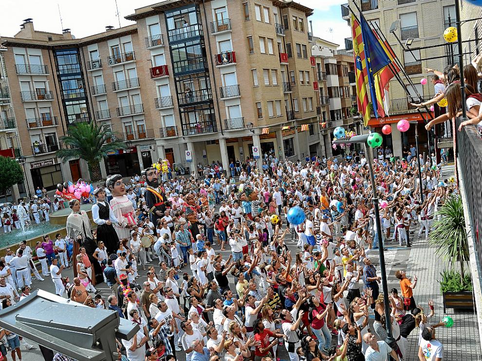 Tras el primer pregón, hubo una lluvia de pelotas de colores desde el balcón del Ayuntamiento.