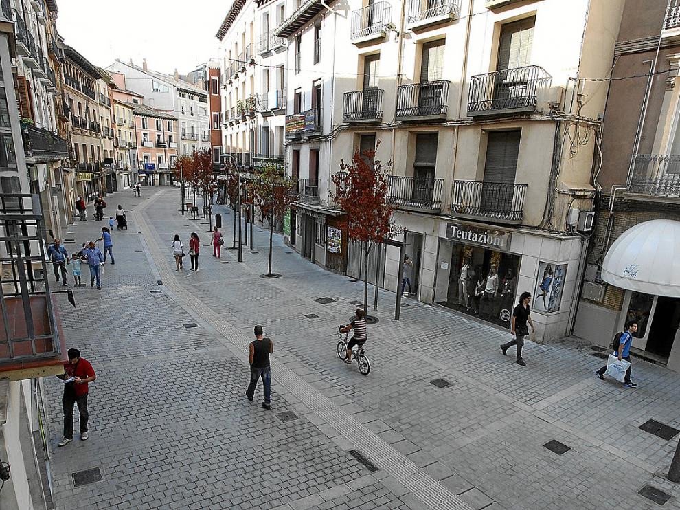 Tras varios meses de obras, los oscenses disfrutan ya de la nueva imagen de la conocida 'T' que forman el Coso Bajo, el Coso Alto (en imagen) y los Porches, un punto neurálgico del centro en el que se permite cargar y descargar dos horas al día.