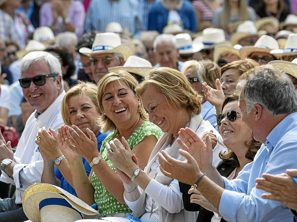 Rudi, junto a la vicepresidenta del Gobierno y rodeado de los dirigentes del partido en Aragón.