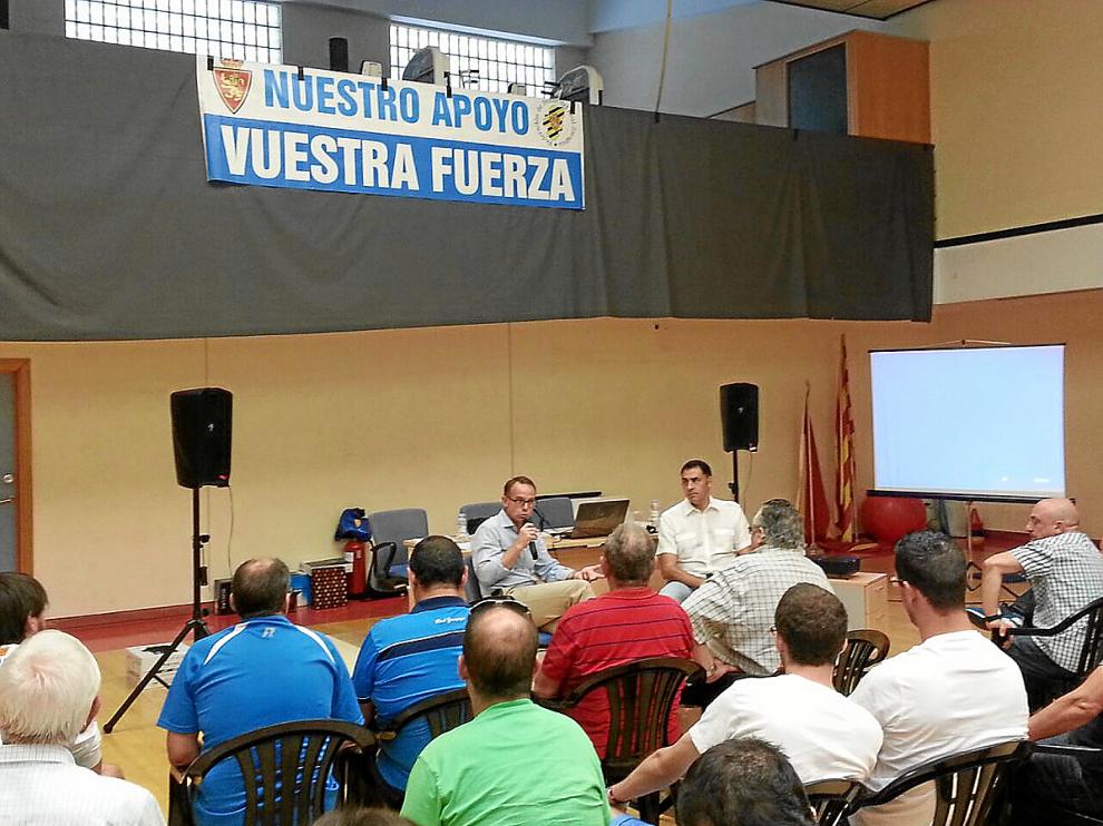 Cristian Lapetra, junto a Vicente Casanova, durante la reunión con los presidentes de las peñas.