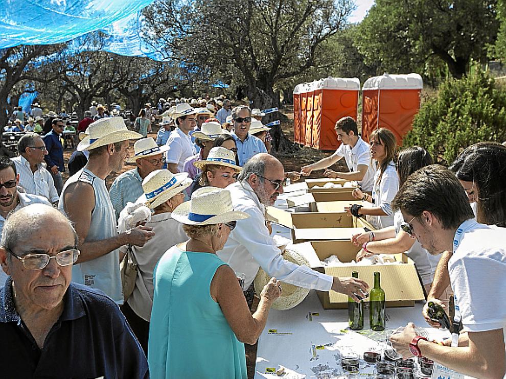 Tras el acto político hubo degustación de longaniza acompañada de vino.