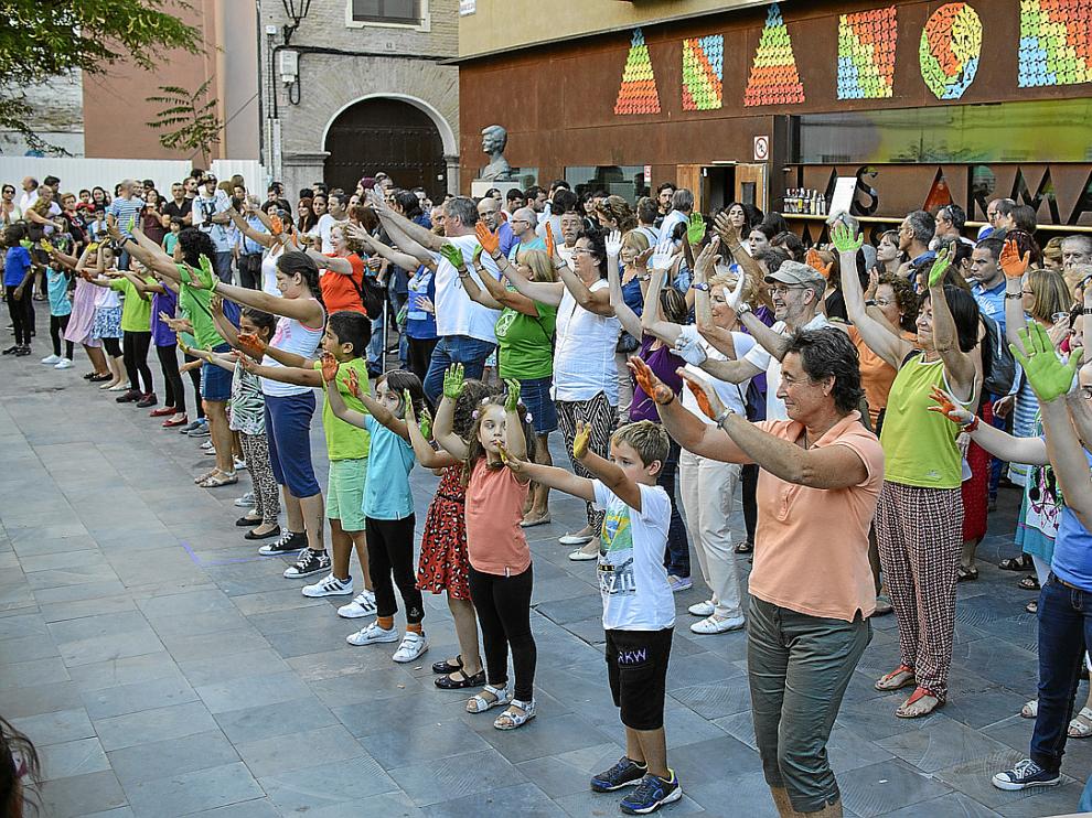 Un momento del 'flashmob' que ayer tarde hicieron los vecinos del Gancho.