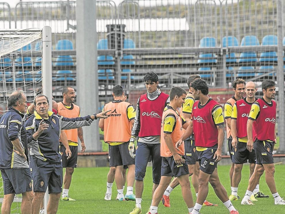 El equipo zaragocista, ayer en el entrenamiento matinal en la Ciudad Deportiva.