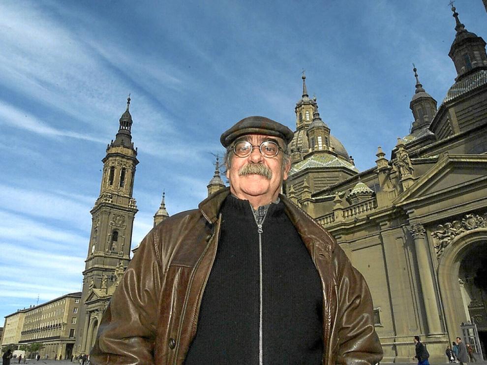 José Antonio Labordeta en la plaza del Pilar