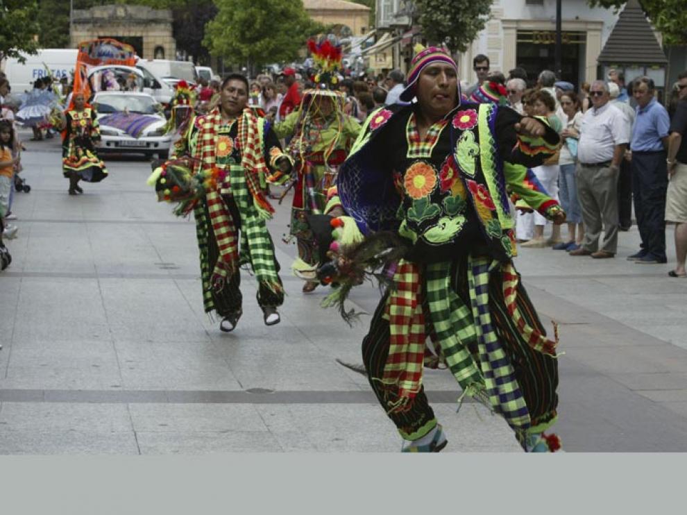Desfile de bolivianos por las calles de Soria celebrado este verano